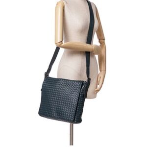 Bottega Veneta Intrecciato Messenger Crossbody Bag Black Woven Nappa Leather